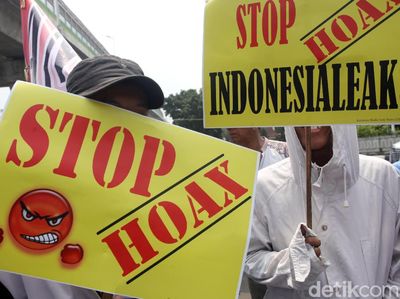 Aksi Massa Tolak Penyebaran Hoax di Depan Mabes Polri