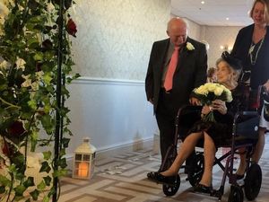 Perempuan Inggris Berumur 100 Tahun Menikah dengan Pria 74 Tahun