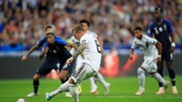 Toni Kroos yang maju sebagai eksekutor sukses mengecoh Hugo Lloris dan membawa Jerman memimpin 1-0. (Gonzalo Fuentes/Reuters)