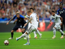 Toni Kroos yang maju sebagai eksekutor sukses mengecoh Hugo Lloris dan membawa Jerman memimpin 1-0. (Gonzalo Fuentes/Reuters)