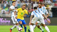 Neymar jadi tumpuan serangan. Kelincahan dan kecepatannya diandalkan untuk membuka pertahanan Argentina yang tampil rapat. (Foto: Waleed Ali/REUTERS)