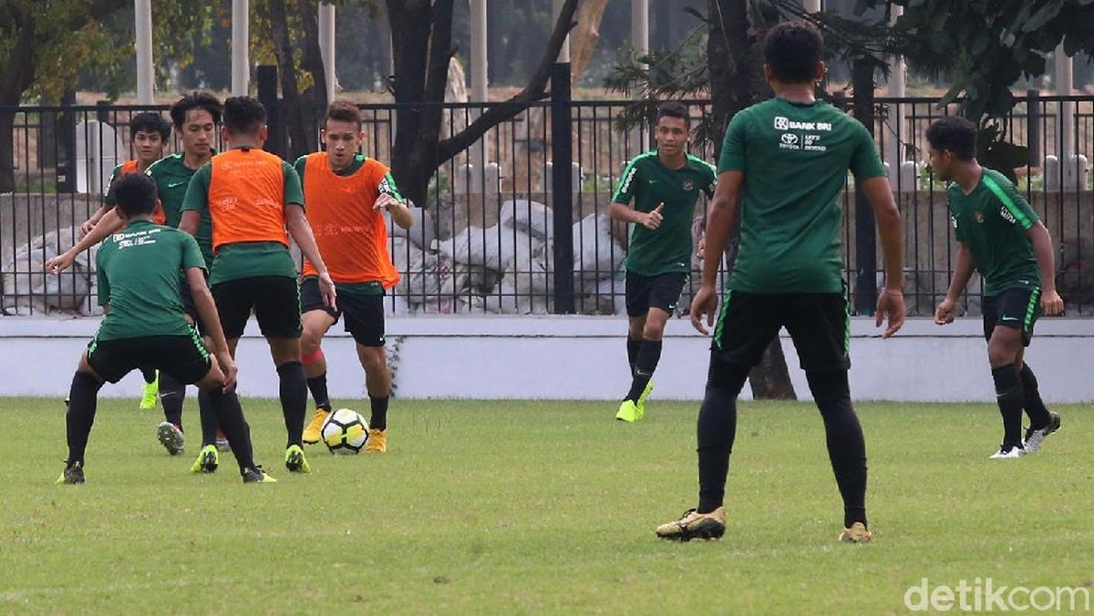 Pemain timnas Indonesia U-19 dalam sesi latihan. (Foto: Ari Saputra/detikcom)