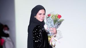 Glamor Tapi Sopan, Inspirasi Gaya Hijab ke Fashion Week Ala Vivi Zubedi