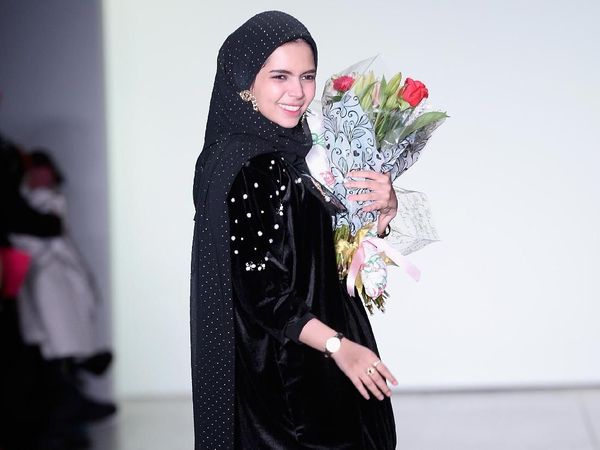 Glamor Tapi Sopan, Inspirasi Gaya Hijab ke Fashion Week Ala Vivi Zubedi