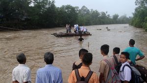 Jembatan Rusak Akibat Banjir, Anak-anak Sekolah dengan Getek