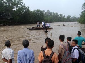 Jembatan Rusak Akibat Banjir, Anak-anak Sekolah dengan Getek