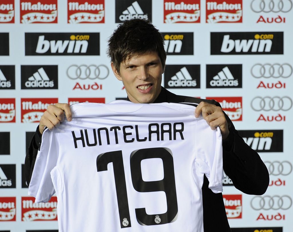 MADRID, SPAIN - DECEMBER 04:  Klaas Jan Huntelaar of the Netherlands holds up his new Real Madrid shirt after signing for the Spanish club at the Santiago Bernabeu stadium on December 4, 2008 in Madrid, Spain.  (Photo by Denis Doyle/Getty Images)