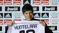 Klaas-Jan Huntelaar direkrut dari Ajax pada Januari 2009. Namun striker Belanda itu cuma bertahan enam bulan, mencetak delapan gol dalam 20 laga sebelum pindah ke AC Milan pada musim panas. Foto: Denis Doyle/Getty Images