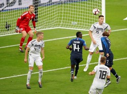 Di babak kedua, Prancis berhasil menyamakan skor di menit ke-61 lewat tandukan Antoine Griezmann meneruskan umpan Lucas Hernandez. (Charles Platiau/Reuters)
