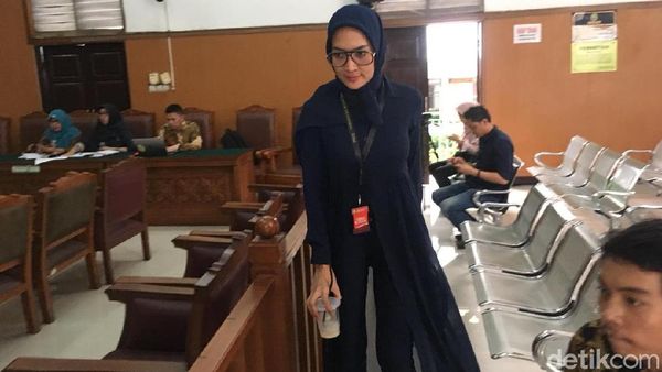 Bersepatu Gucci, Begini Gaya Steffy Burase di Praperadilan Irwandi
