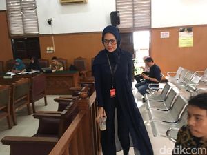 Bersepatu Gucci, Begini Gaya Steffy Burase di Praperadilan Irwandi