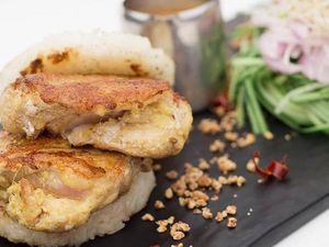 Di 10 Tempat Ini Ada Burger dengan Roti Unik dan Isian Lezat (2)