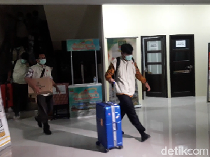 KPK Bawa 3 Koper dan 5 Boks Usai Geledah Kantor DPMPTSP Bekasi