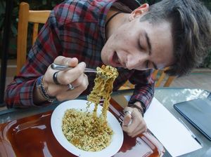 Mahasiswa Ini Tewas karena Makan Mie Instan Tiap Malam!