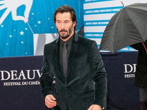 Pesawat Mendarat Darurat, Aksi Keanu Reeves Bantu Penumpang Jadi Sorotan Pesawat Mendarat Darurat, Aksi Keanu Reeves Bantu Penumpang Jadi Sorotan