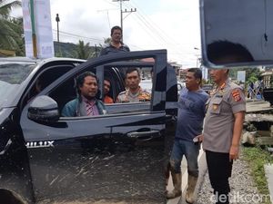 Mobil Kadis di Mandailing Natal Diterjang Banjir Bandang