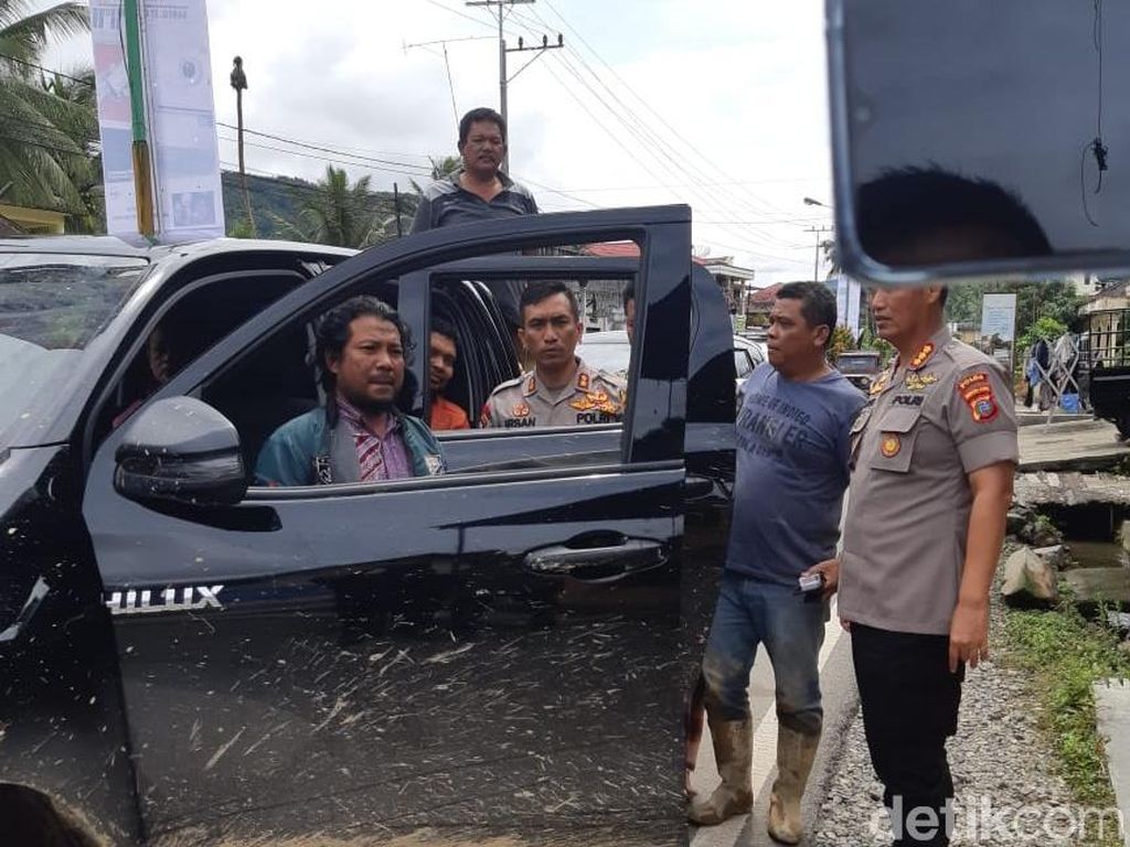 Mobil Kadis di Mandailing Natal Diterjang Banjir Bandang Mobil Kadis di Mandailing Natal Diterjang Banjir Bandang