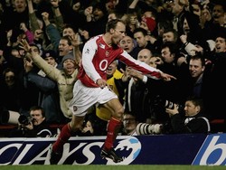 Selama 11 tahun berseragam Arsenal pada 1995-2006 Dennis Bergkamp telah menciptakan 94 assist. Mantan pemain asal Belanda itu menjadi bagian dari skuat Invincible Arsenal pada 2003/04 dan masa kejayaan The Gunners. (Foto: Ben Radford/Getty Images)