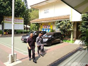 Kasus Guru Nelty, Kak Seto dan Ketua Bawaslu DKI Sambangi SMA 87 Kasus Guru Nelty, Kak Seto dan Ketua Bawaslu DKI Sambangi SMA 87