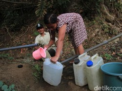 Kekeringan 2 Bulan, Warga Ponorogo Antre Air Lebih 4 Jam