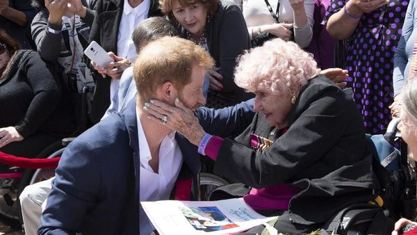 Momen Manis Pangeran Harry Peluk Penggemar Berusia 98 Tahun