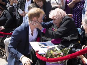 Momen Manis Pangeran Harry Peluk Penggemar Berusia 98 Tahun