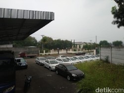 Ratusan Mobil Geely Masih Nongkrong di Pabrik Esemka