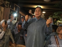 Ultah Ke-67, Prabowo Sapa Pendukung di Blok M