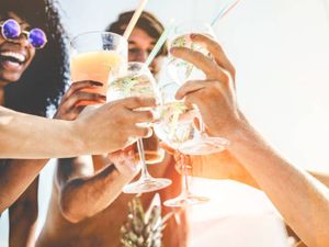 Mungkin Tanpa Sengaja Anda Lakukan 5 Kesalahan Sepele Ini Saat Jamuan Makan