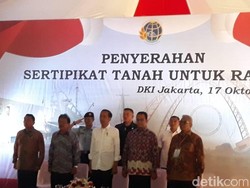Anies Puji Jokowi Bagi-bagi Sertifikat Tanah untuk Warga DKI