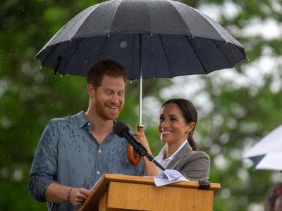 Foto: Saat Meghan Markle Payungi Pangeran Harry, So Sweet!