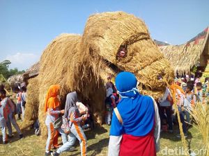Foto: Uniknya Puluhan Patung Jerami di Grobogan