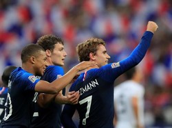 Setelahnya, Griezmann meluapkan kebahagiaannya usai mencetak gol kedua Prancis ke arah penonton yang memadati Stade de France. (Foto: Gonzalo Fuentes/Reuters)