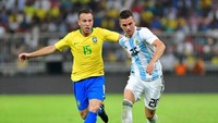 Sebuah tembakan voli dari Arthur (kiri) di babak kedua mengancam Argentina. Namun kesigapan Sergio Romero di bawah mistar gawang mencegah gol tercipta. (Foto: Waleed Ali)