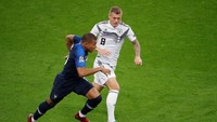 Kylian Mbappe tetap jadi pusat perhatian di laga itu dengan kecepatan serta finishing yang mematikan. (Charles Platiau/Reuters)