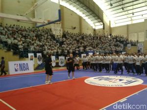 Pelatih NBA Tularkan Ketrampilan kepada Guru-guru di Semarang Pelatih NBA Tularkan Ketrampilan kepada Guru-guru di Semarang