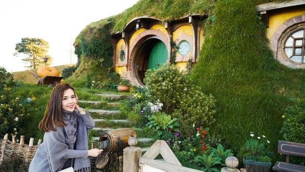 Gaya Liburan Pramugari Cantik AirAsia yang Fotonya Viral