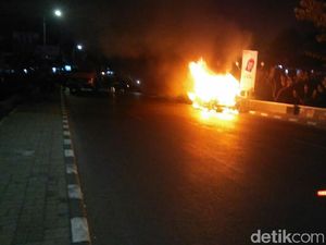 Diduga Korsleting, Mobil Berpenumpang 6 Orang Ludes Terbakar