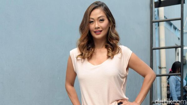 Hot Moms Alert! Indah Kalalo Makin Seksi Aja!