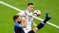 Meski dikritik karena kerap tak produktif, Olivier Giroud tetap jadi andalan di lini serang dengan peran vitalnya. Giroud berduel dengan bek Jerman Niklas Sule. (Charles Platiau/Reuters)