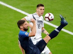 Meski dikritik karena kerap tak produktif, Olivier Giroud tetap jadi andalan di lini serang dengan peran vitalnya. Giroud berduel dengan bek Jerman Niklas Sule. (Charles Platiau/Reuters)