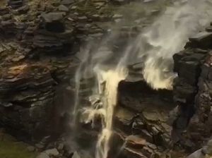 Jarang Terjadi! Aliran Air Terjun ini Mengalir ke Atas