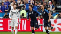 Pada gol pertamanya, Griezmann berselebrasi dengan gaya biasar. Ia berlari girang menuju rekan-rekannya di bench. (Foto: Charles Platiau/Reuters)