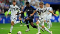 Ousmane Dembele cuma mendapat kesempatan main di pengujung pertandingan. Dembele harus menghadapi kerasnya persaingan di lini serang Prancis. (Gonzalo Fuentes/Reuters)