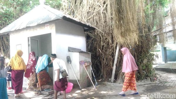 Foto: Tradisi Unik Ziarah Makam Loang Baloq