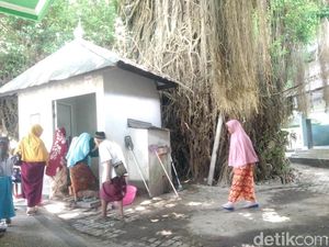 Foto: Tradisi Unik Ziarah Makam Loang Baloq