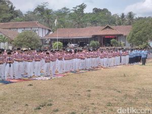 Ratusan Siswa MTs di Banjarnegara Salat Minta Turun Hujan Ratusan Siswa MTs di Banjarnegara Salat Minta Turun Hujan
