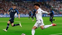 Meski bertindak sebagai tim tamu, Jerman ambil inisiatif serangan dan dari akselerasi Leroy Sane, bola menghantam lengan Presnel Kimpembe dan berbuah penalti di menit ke-16. (Gonzalo Fuentes/Reuters)