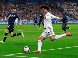 Meski bertindak sebagai tim tamu, Jerman ambil inisiatif serangan dan dari akselerasi Leroy Sane, bola menghantam lengan Presnel Kimpembe dan berbuah penalti di menit ke-16. (Gonzalo Fuentes/Reuters)