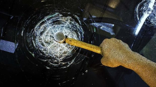 Tidak Mungkin Pasang Kaca Film Antipeluru di Gedung DPR